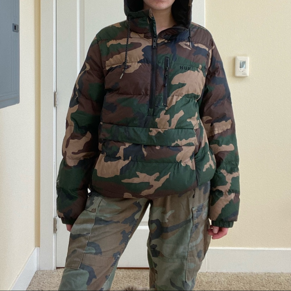 LIKE NEW HUF EVEREST CAMO PUFFER JACKET